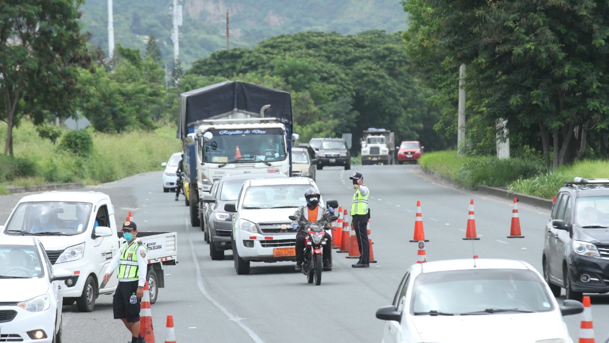 Control de salvoconductos en la vía a la costa. La Comsión de Tránsito realiza el control.