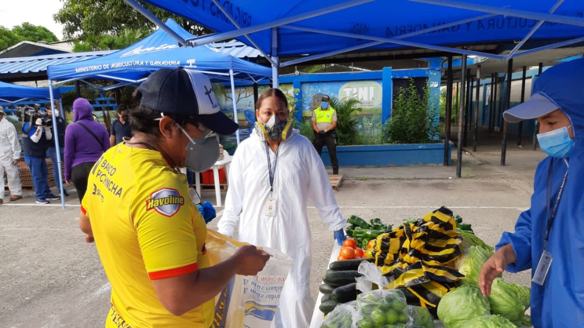 Actividad. Hasta el colegio llegaron moradores del sector en busca de productos.