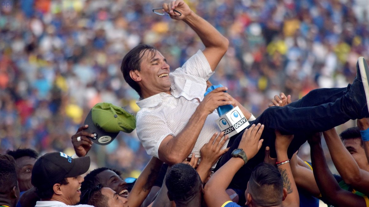 Los tiempos felices parecen haber quedado atrás. Fabián Bustos afirmó que Delfín no le ha pagado el premio del campeonato 2019.