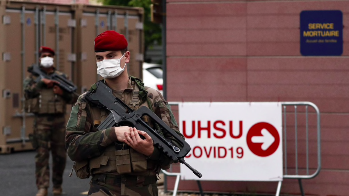 Francia. Paracaidistas militares franceses vigilan el hospital de Perpiñán el miércoles pasado.