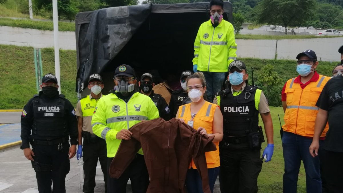 Iniciativa. Hasta el momento Alas para Ecuador ha entregado 1.000 trajes de bioseguridad.