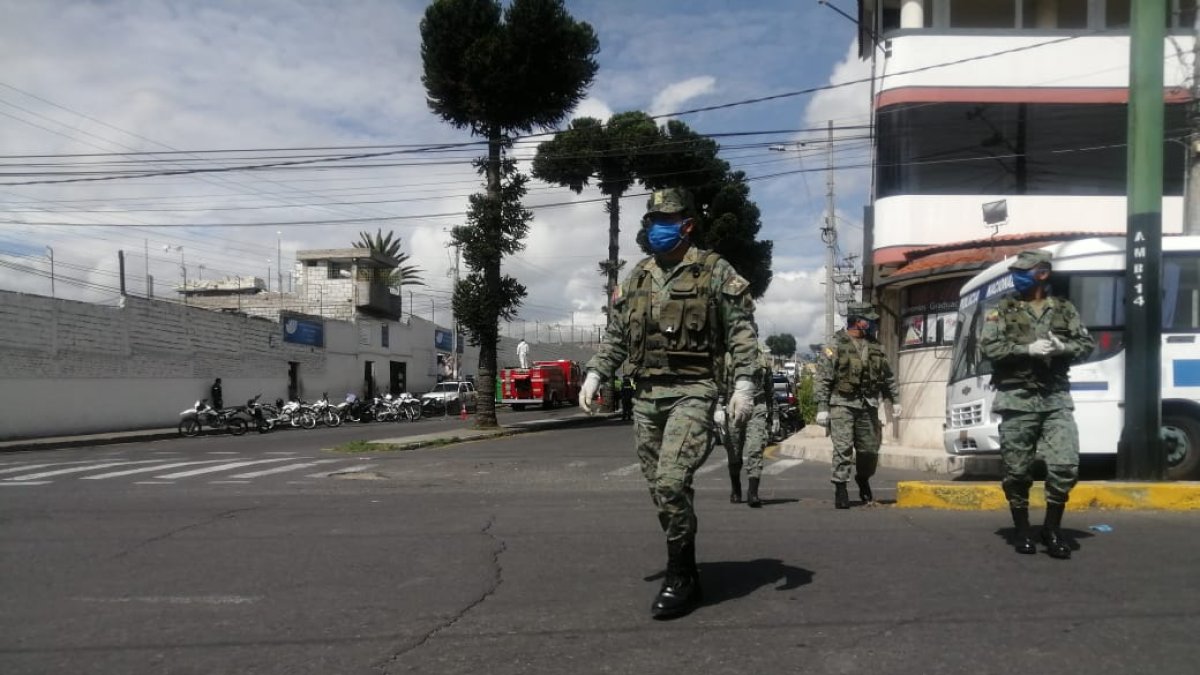 Situación. Los funcionarios que laboran en la cárcel fueron evacuados.