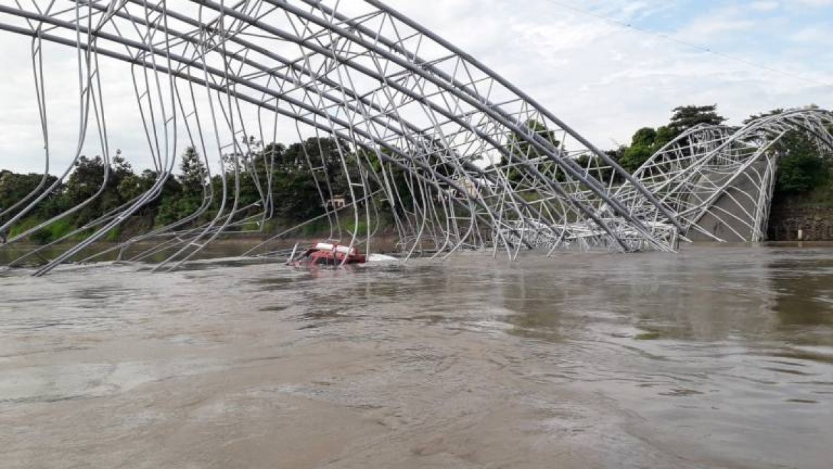 Tras el colapso de la estructura, 18 mil habitantes de la cabecera cantonal y de varios recintos permanecen incomunicados.