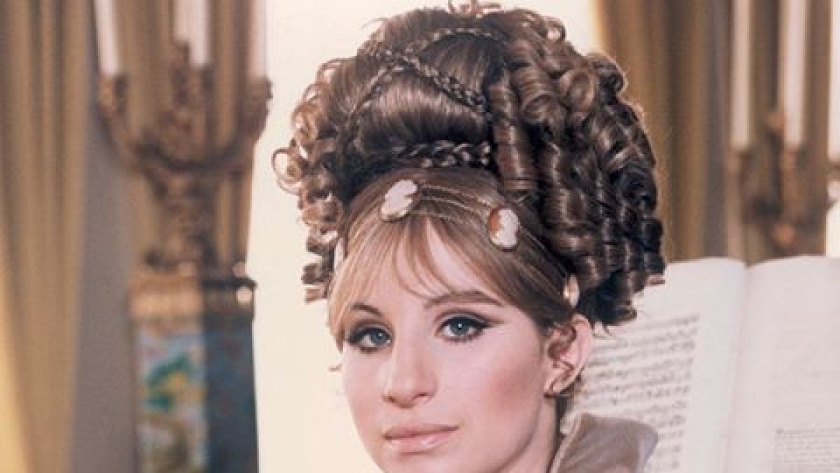 En 1983, Barbra debutó como directora con Yentl y fue el primer filme en ser dirigido, producido, escrito y protagonizado por una mujer.