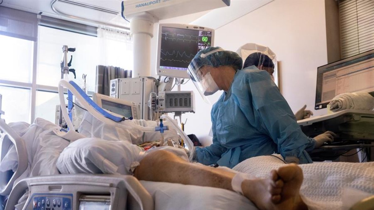 Los síntomas típicos de coronavirus constan de fiebre, tos y dificultad para respirar.