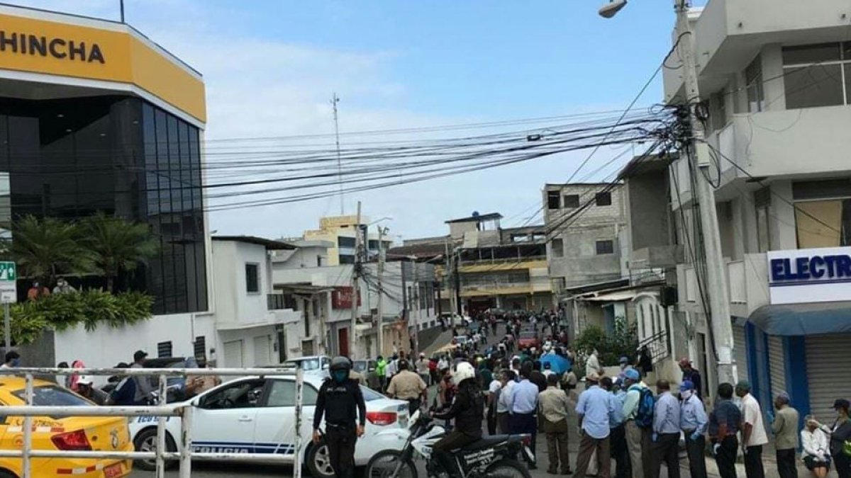 La Libertad. Ese es el panorama diario en los exteriores de los bancos.
