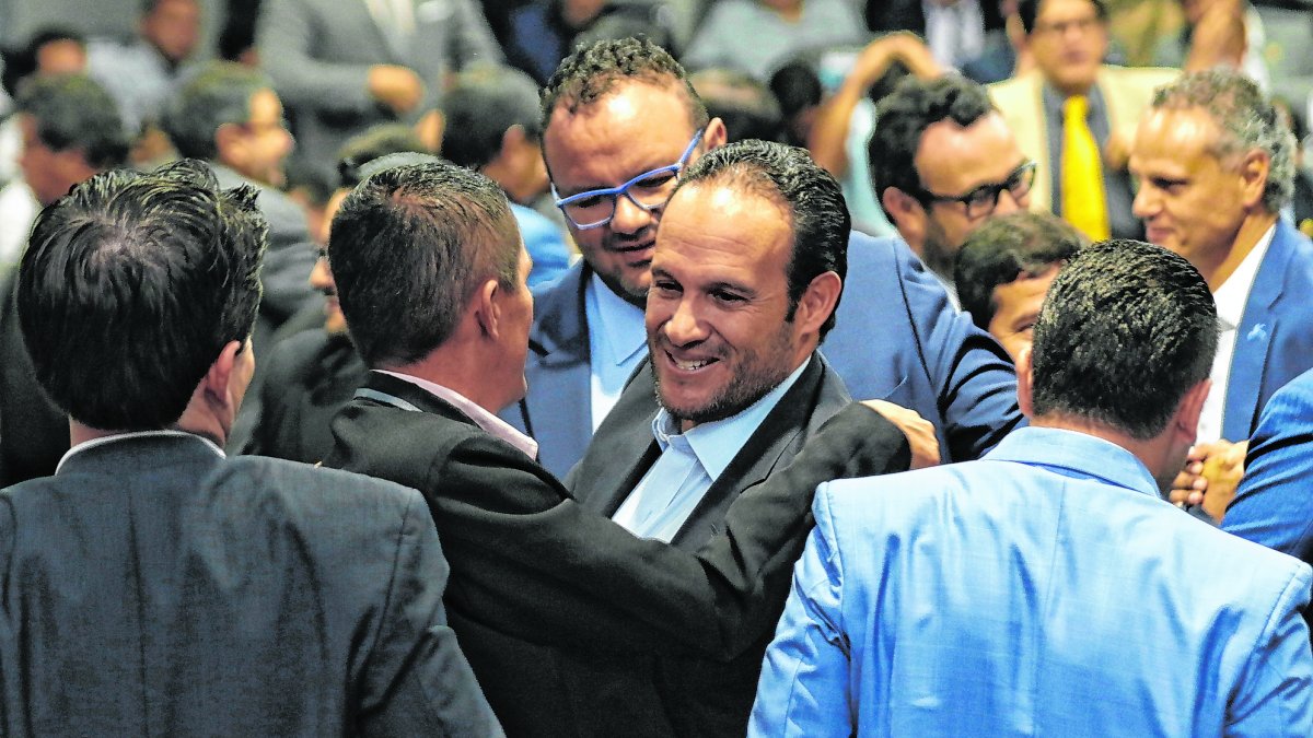 Poco tiempo duró la unidad de la Ecuafútbol. Francisco Egas (c) perdió el respaldo del directorio.