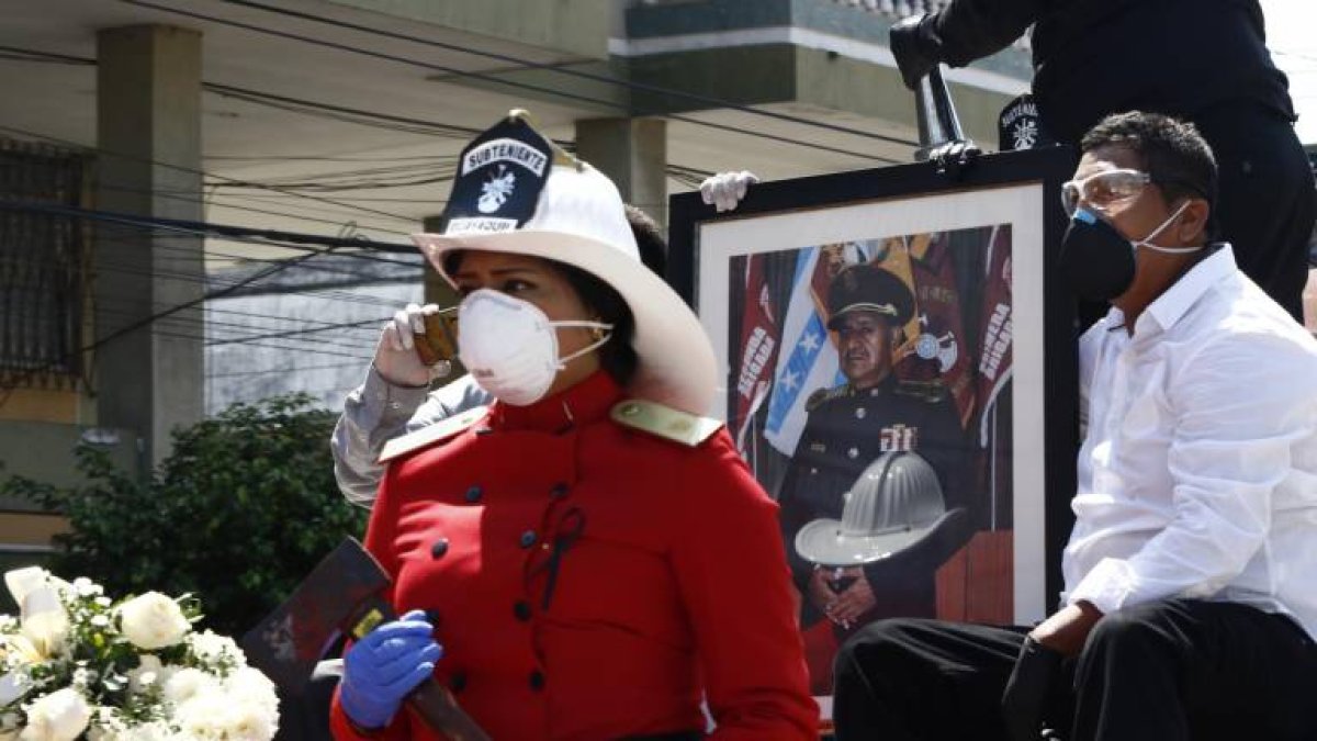 El bombero murió 11 días después de que se registrara el deceso de su esposa.
