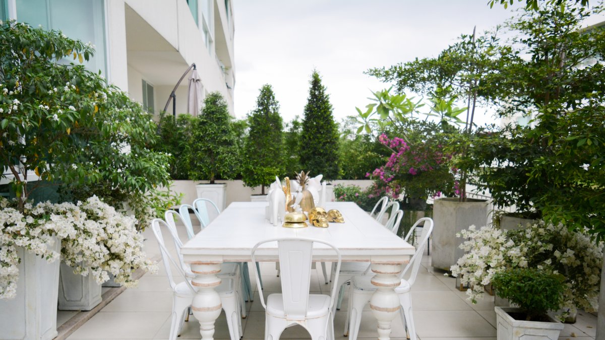 Comer en exteriores le ayuda a conectarse con la naturaleza y relajarse.