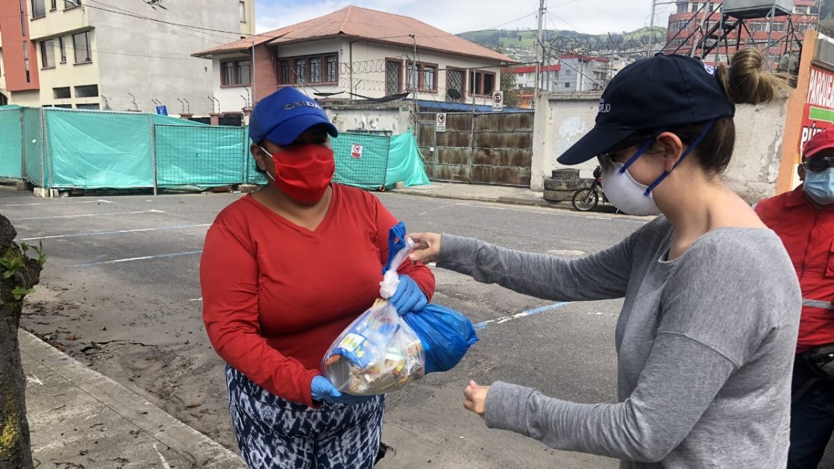 Funcionarios municipales llevaron kits alimenticios a moradores del sector de La Comuna