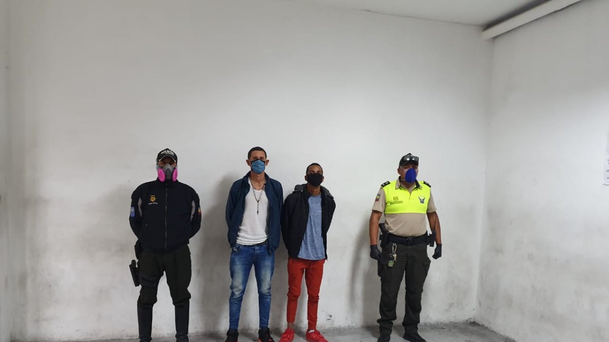 En el sector de Pifo fueron detenidos dos ciudadanos venezolanos sospechosos de herir y robar a un ciudadano