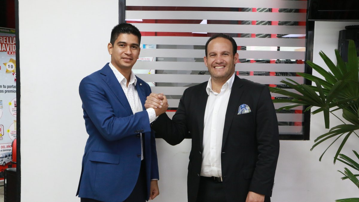 Francisco Egas (d) fue removido de la presidencia por parte del directorio que determinó que Jaime Estrada (i) tome las riendas de la FEF. 