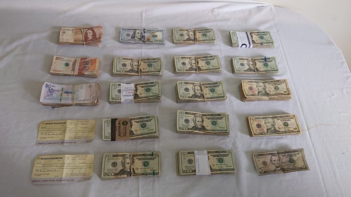 Entre las evidencias la Policía encontró dinero en efectivo, un arma de fuego, una caja fuerte y otros objetos