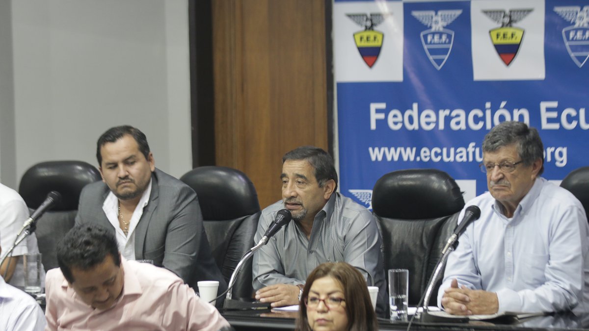 El exdirectivo de la FEF, Álex De la Torre (c), afirmó que la FIFA respetará la decisión del directorio.