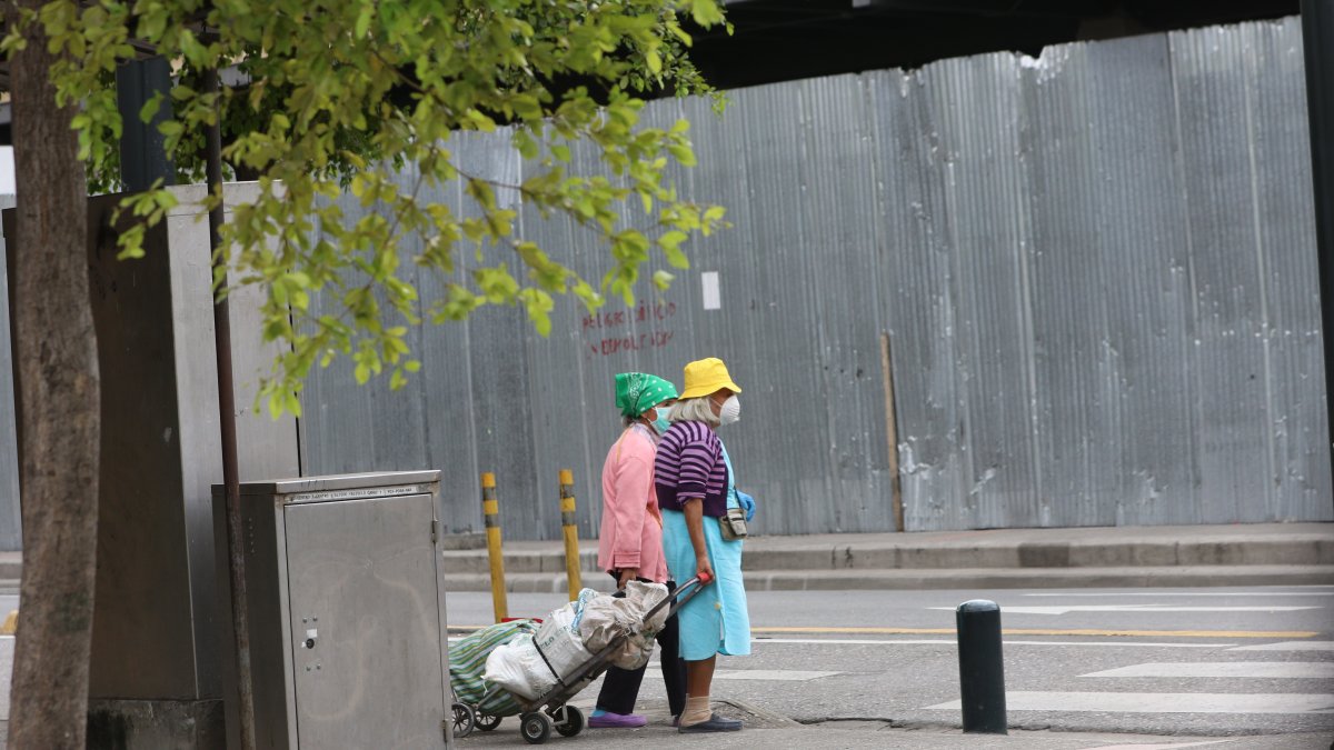 Hecho. En Guayaquil, pese a las restricciones, todavía se observa a adultos mayores circulando por las calles