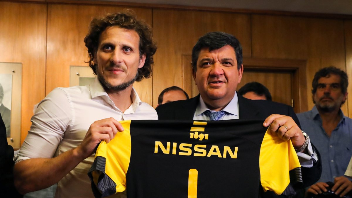 El exfutbolista fue anunciado en diciembre del año pasado como nuevo entrenador del Peñarol. Recibió la camisa del presidente del club, Jorge Barrera (d).