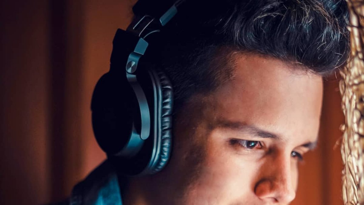 El cantante manabita lloró de emoción al saber de la llegada al mundo de su sobrina.