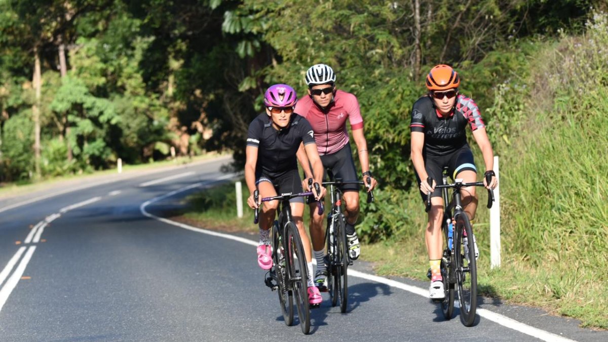Elizabeth Bravo (i) durante un entrenamiento por las carreteras de Mooloolaba (Australia) junto a Armando Matute (c) y Xisca Tous (d).