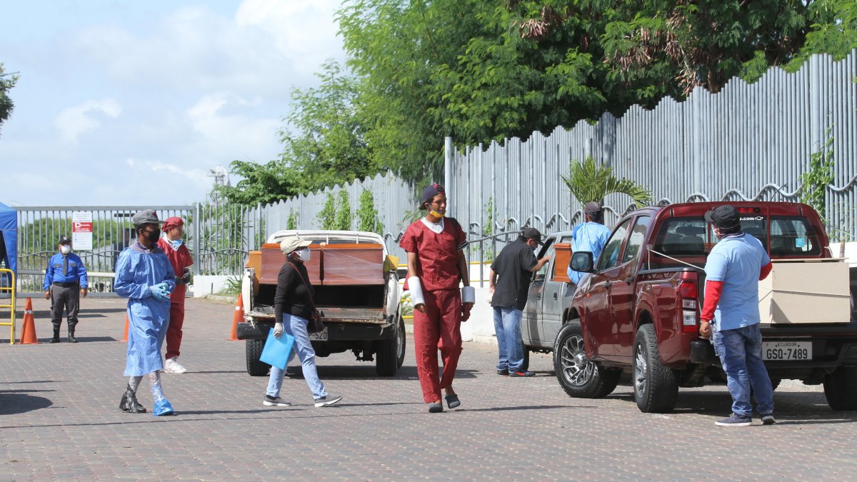 GUAYAQUIL. Un familia retira los restos de un pariente que falleció en estos días en un hospital público ubicado en el sector del Guasmo, en el sur de la ciudad.
