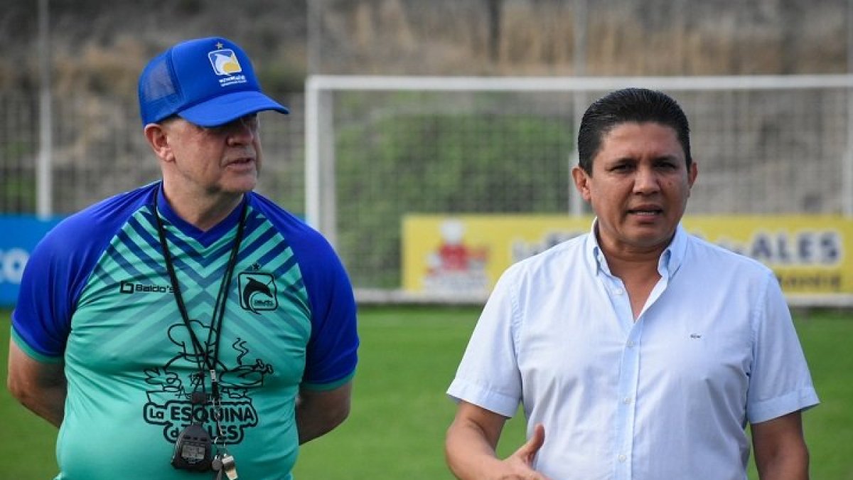 El entrenador del Delfín, Carlos Ischia (i), fue comunicado el viernes 4 de septiembre que no seguiría en el cargo.