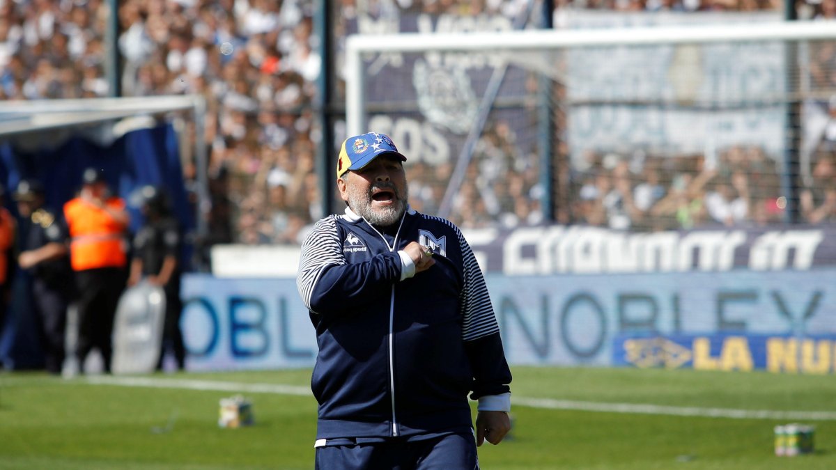 Diego Armando Maradona confesó que quiere volver pronto a las canchas con Gimnasia. Calificó de hermosa a la afición del Lobo.