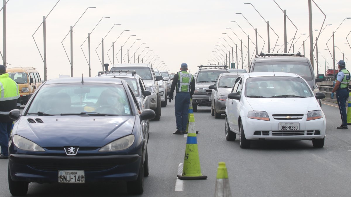 Congestión. Tráfico de vehículos en el puente de la Unidad Nacional.



Agencia (ag-extra)