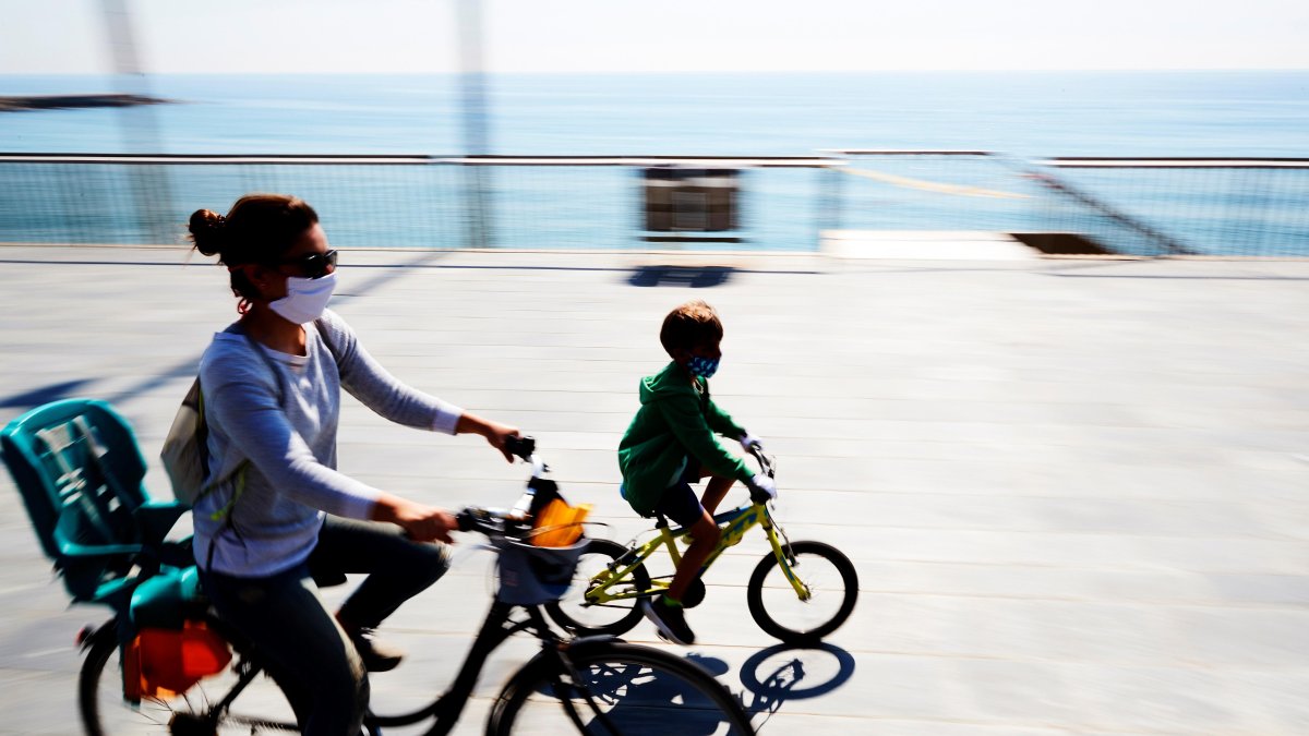 España.- El Gobierno español permitió que los niños salieran a dar un paseo en las calles, en compañía de un adulto.