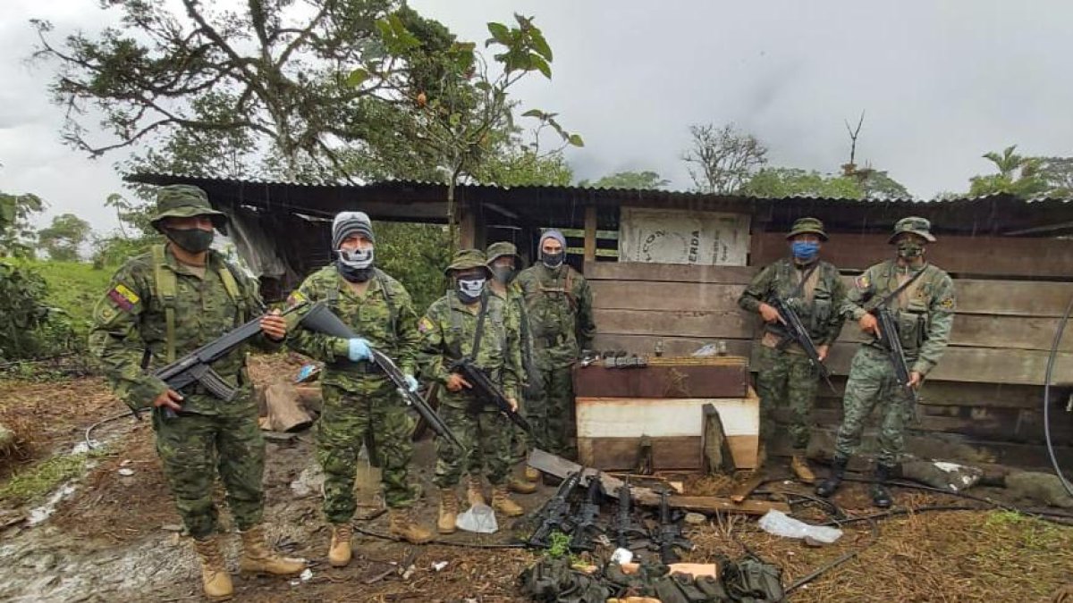 Miembros de Fuerzas Armadas encontraron tres campamentos utilizados por posibles disidentes de grupos ilegales.
