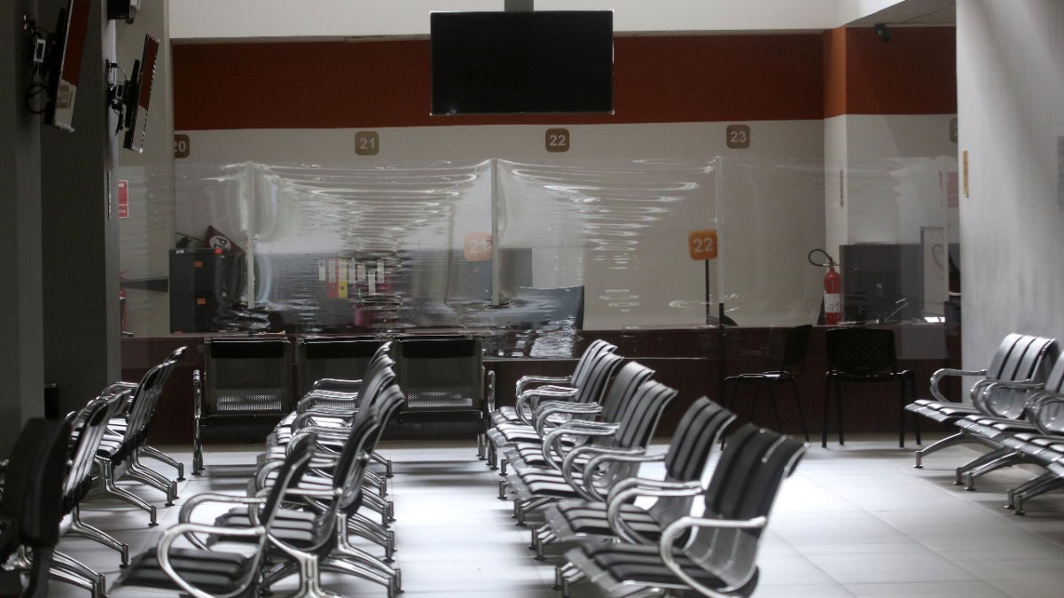 En la Unidad Judicial Norte ded Quito se colocó plásticos alrededor de los cubículos de atención a los usuarios