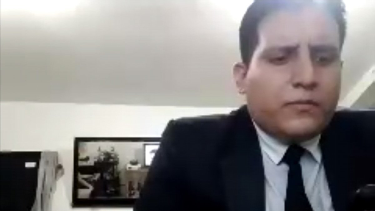 Benjamín Viteri en un funeral virtual de uno de sus amigos.