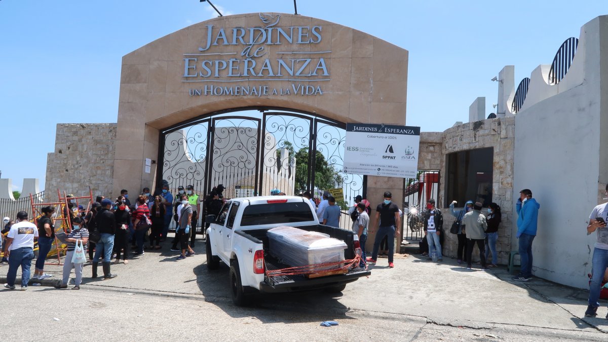 Ciudadanos en Guayaquil siguen llegando a los cementerios por sus familiares fallecidos.