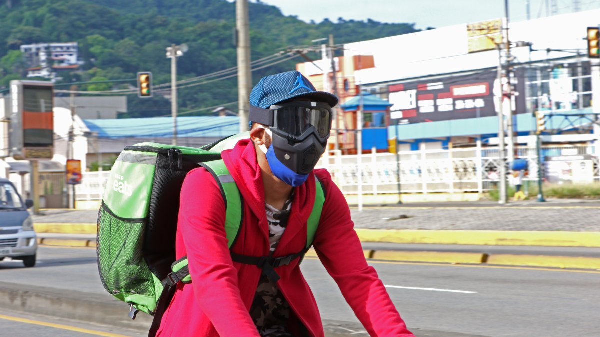 El personal que entrega comida a domicilio cuida de usar todas las medidas de protección.