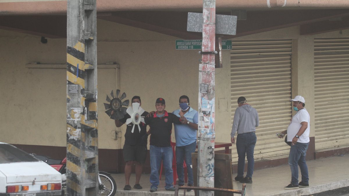 Ambulantes. Comerciantes ambulantes de repuestos, buscan clientes en una esquina.