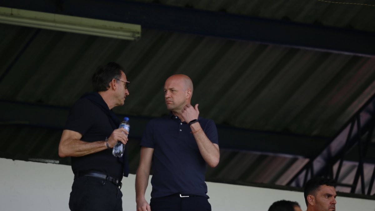 Estrada busca negociar con el seleccionador Cruyff (d) una rebaja de sueldo y también evitar que dirigentes como Deller (i) dejen el directorio de la Ecuafútbol.