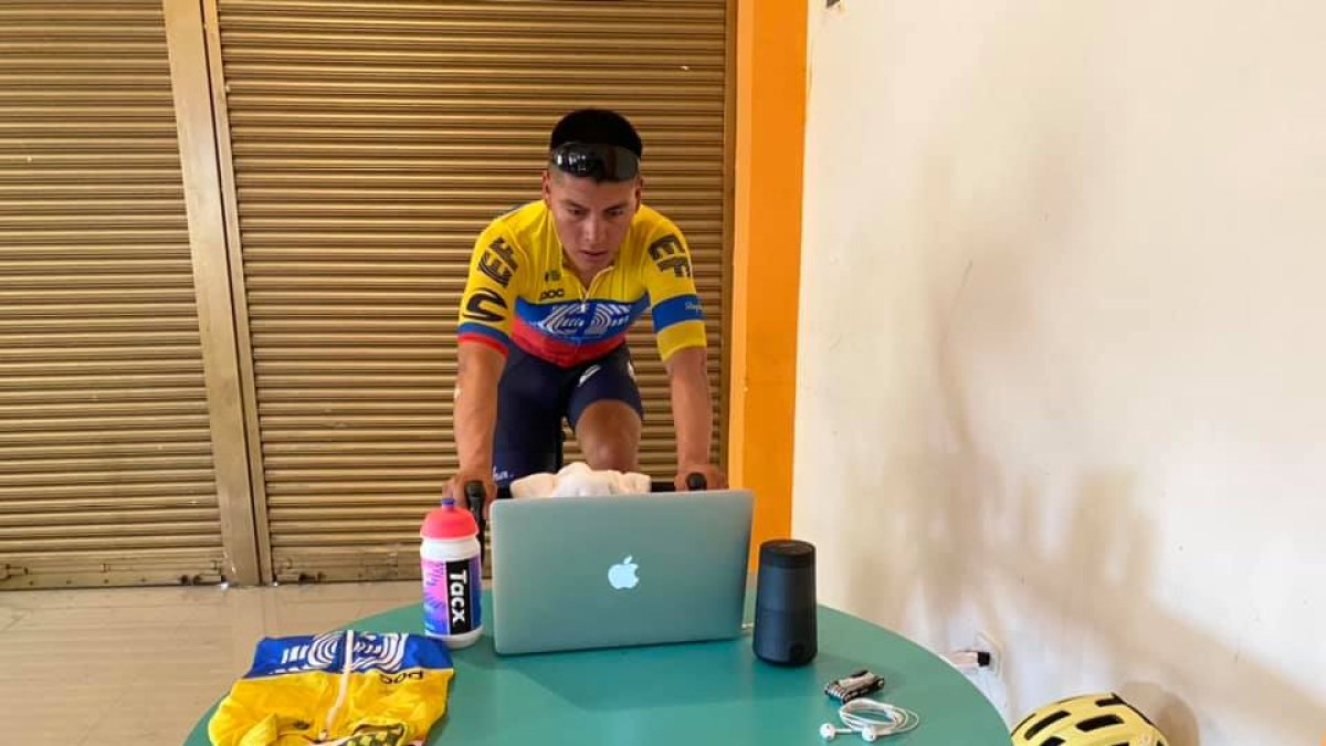 El carchense disputó la prueba desde su casa sobre un rodillo que calcula el recorrido y el tiempo en una computadora, ante sus rivales.