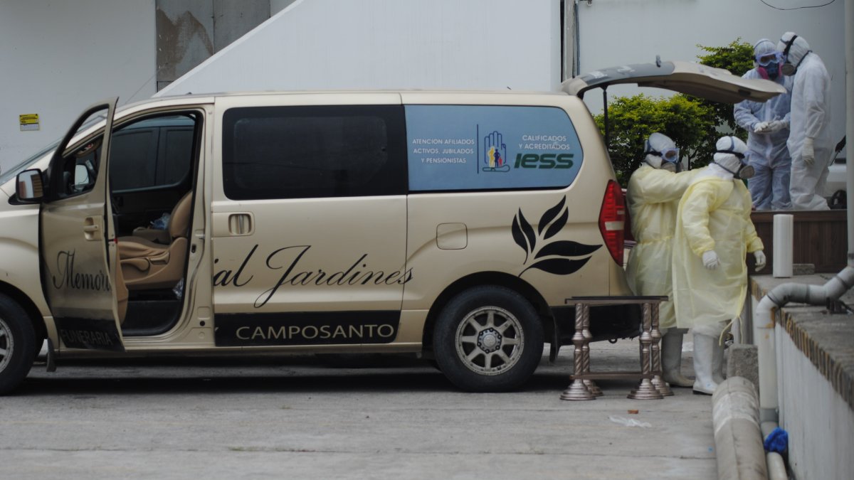 En Santa Rosa, un hombre murió afuera del hospital, esto fue la semana pasada.