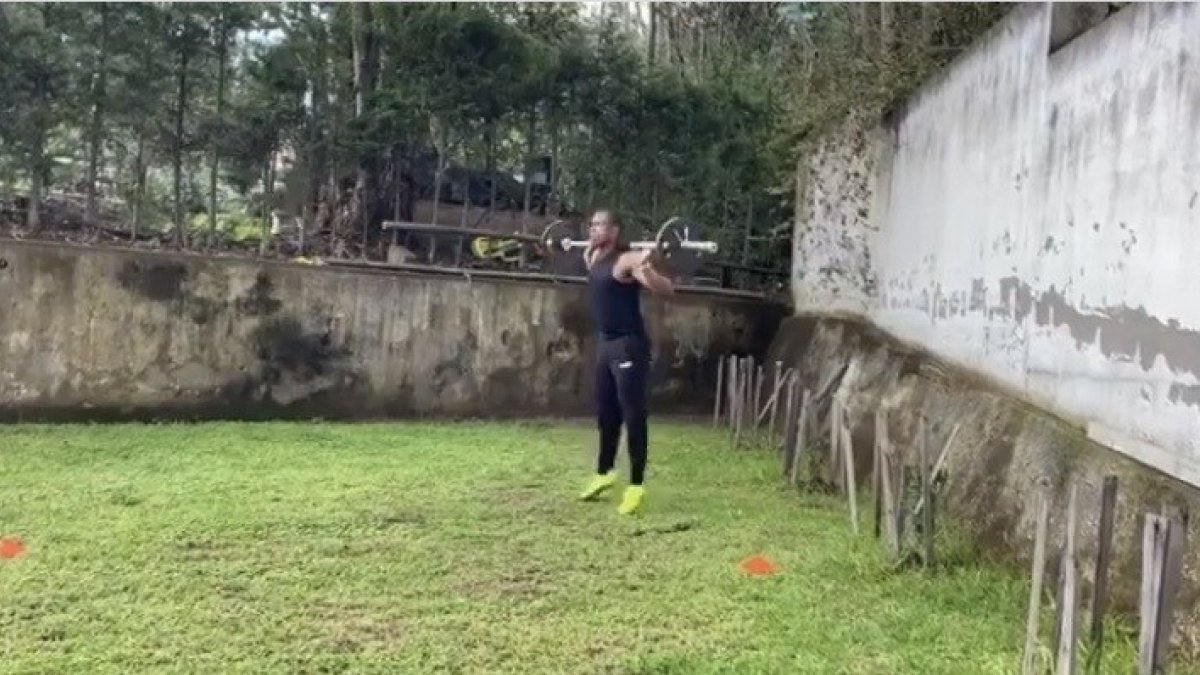 Edson Montaño publicó un video de su entrenamiento en casa durante su confinamiento.