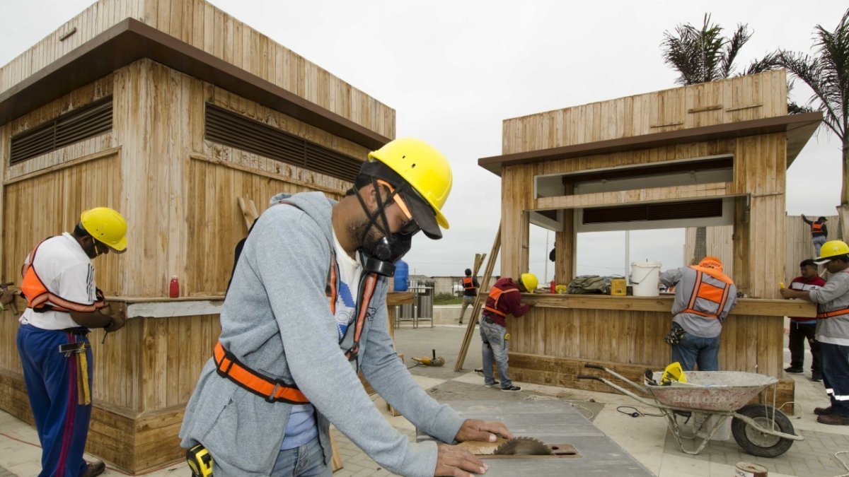 En las obras hay que usar mascarillas y mantener la distancia entre obreros.