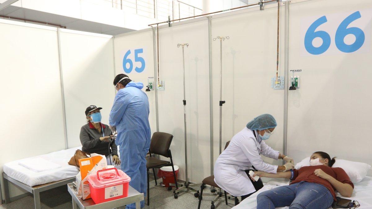 Los primeros pacientes en el Centro de Convenciones de Guayaquil.