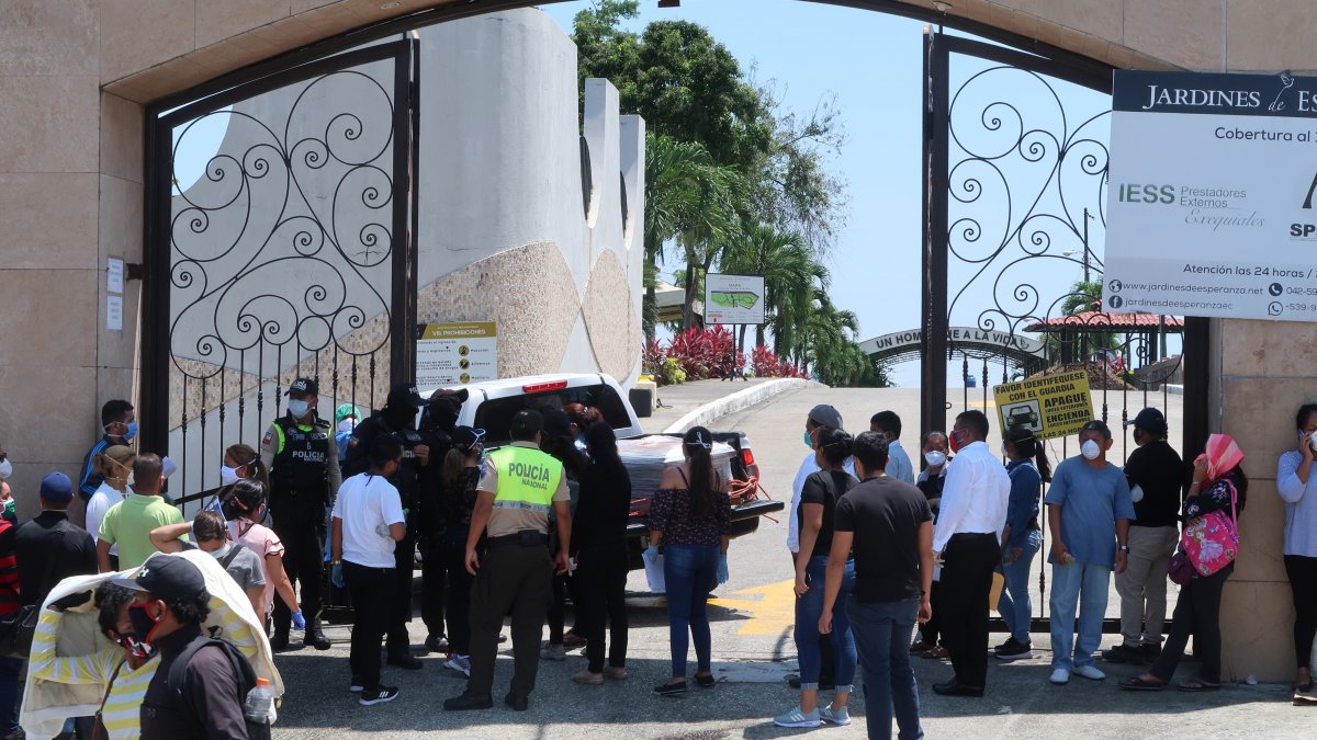 Personas que hicieron fila semanas atrás, fuera del cementerio Jardínes de Esperanza,, por conseguir un cupo para enterrar a un familiar.