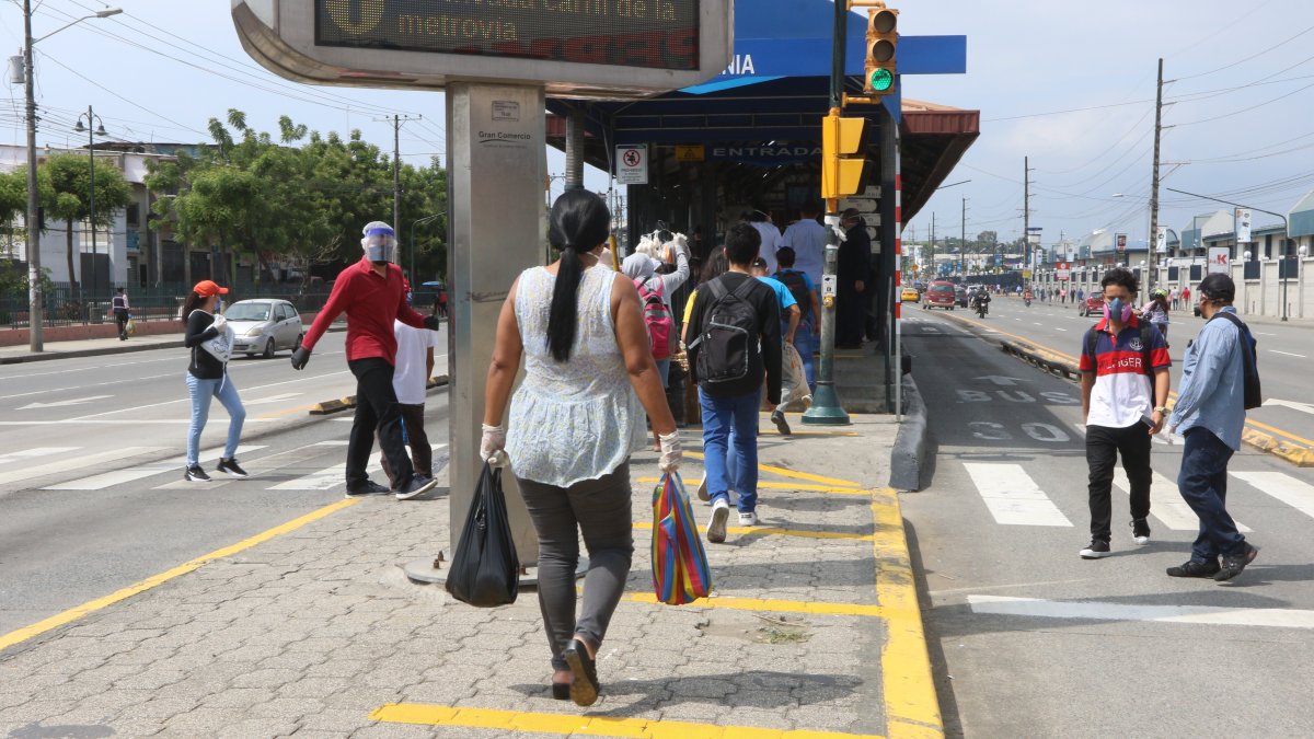 Queja. Para los ciudadanos, de nada sirve tener distanciamiento en la fila, si al ingresar a la unidad nadie respeta su espacio.