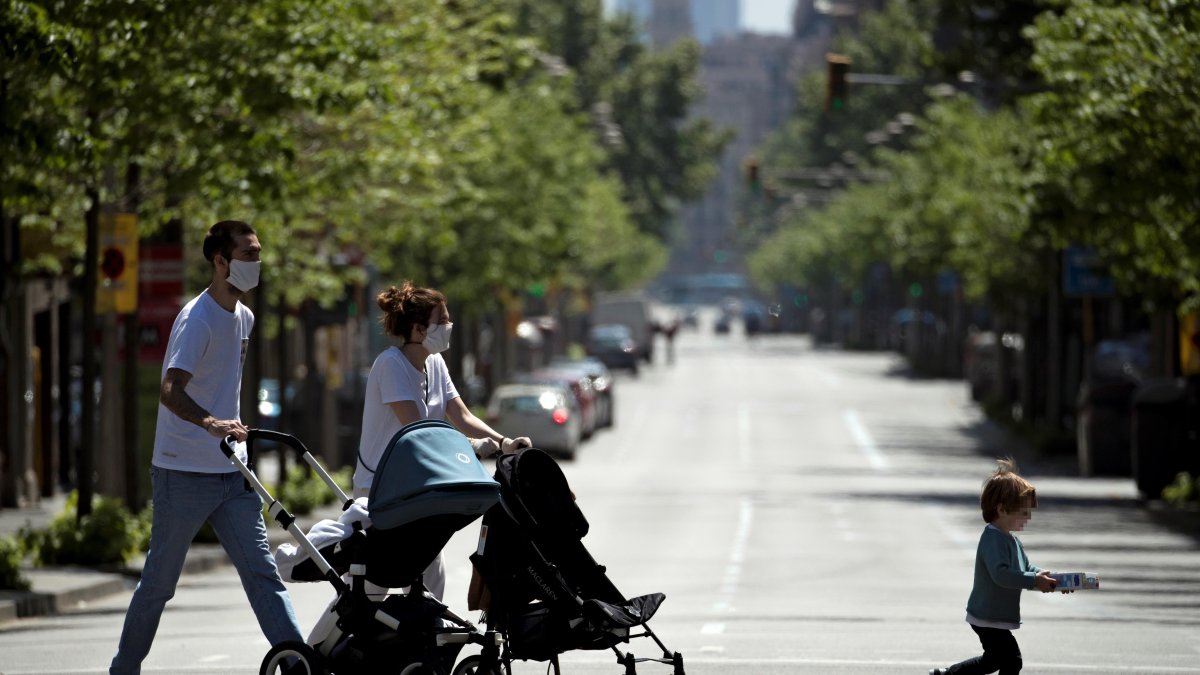 Barcelona, España. Este domingo 26 de abril, los niños salieron de casa tras 43 días de confinamiento por la crisis del COVID-19.