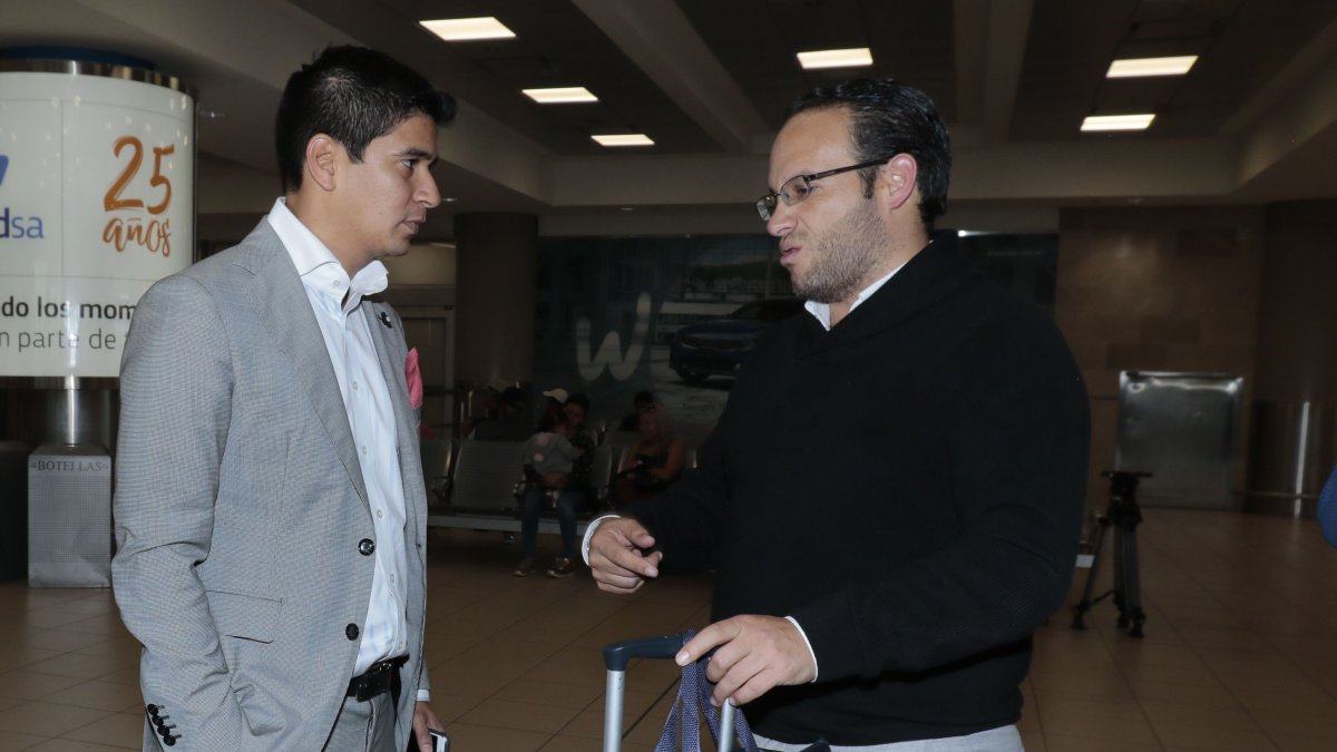 Jaime Estrada (i) y Francisco Egas (d) afirman estar en funciones como presidente de la Federación Ecuatoriana de Fútbol.