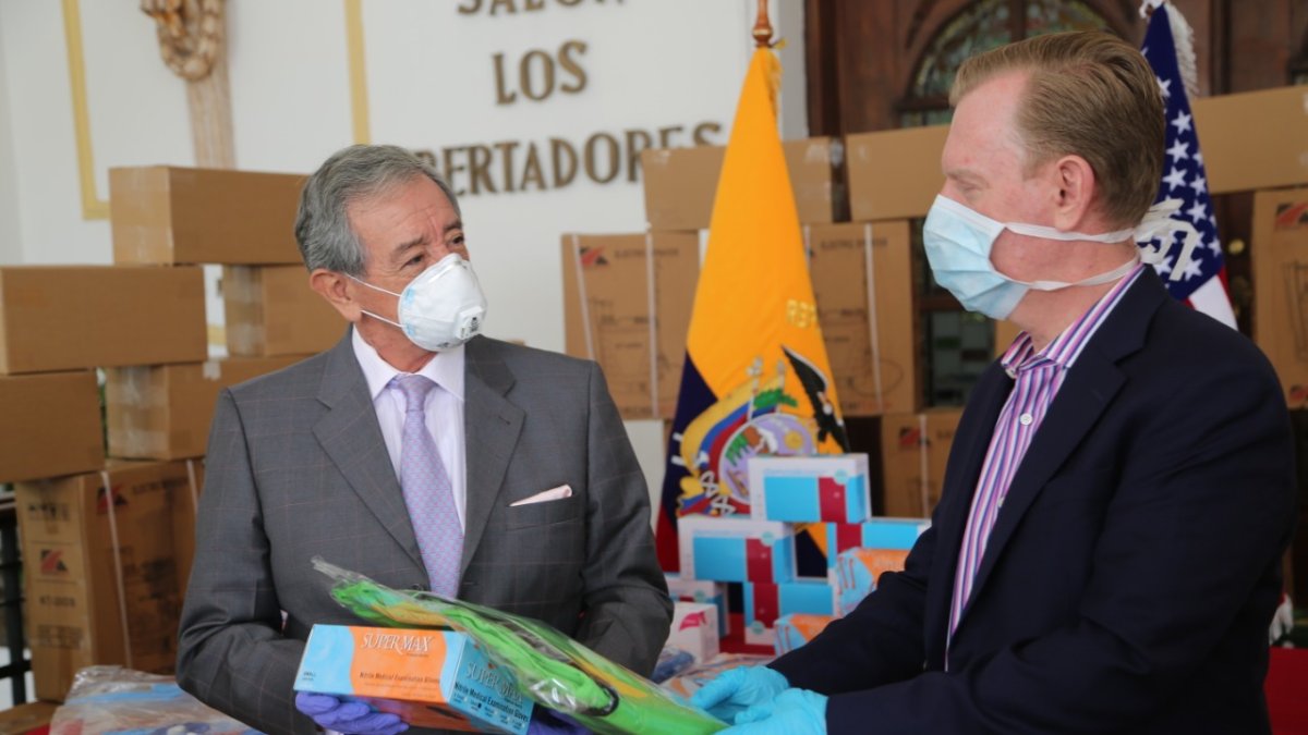 El ministro de Defensa durante la entrega de una segunda donación de materiales de bioseguridad para los militares