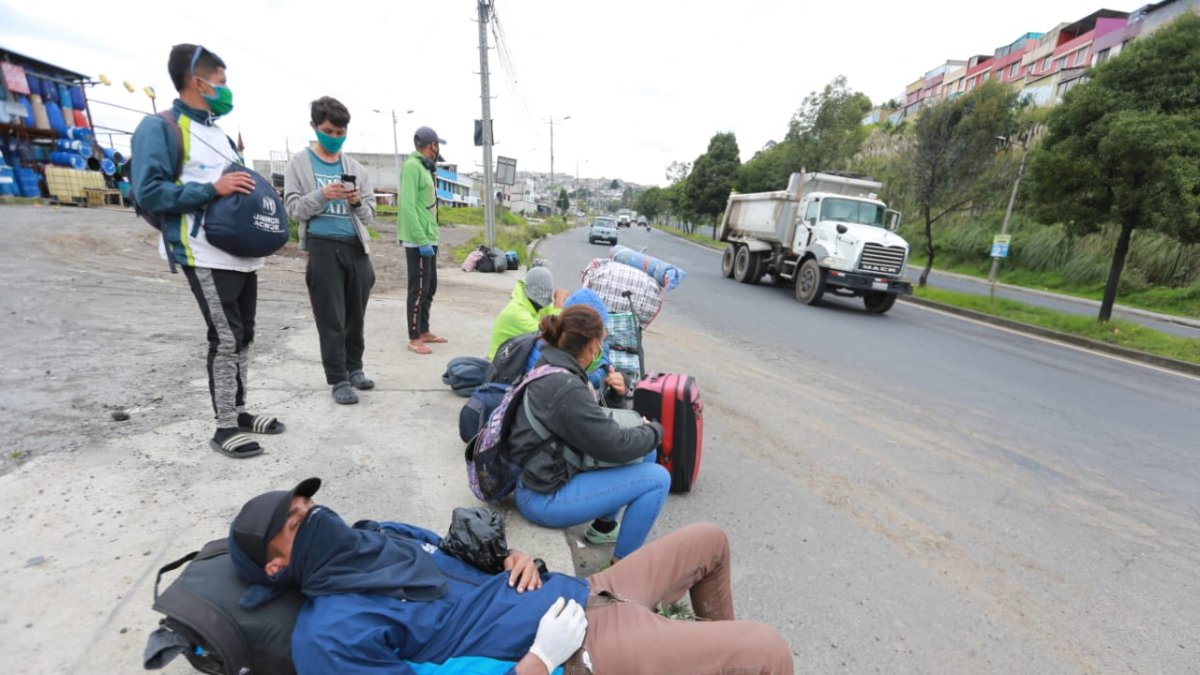 Un grupo de extranjeros tomó un descanso en el sector de Aloag, antes de continuar su periplo hacia Venezuela. Las autoridades dice que esos traslados no están permitidos.