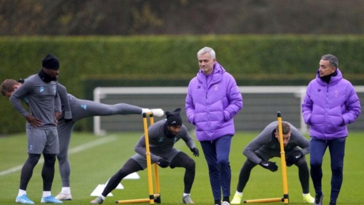 El Tottenham de Inglaterra volverá a entrenarse bajo la dirección directa de Jose Mourinho.