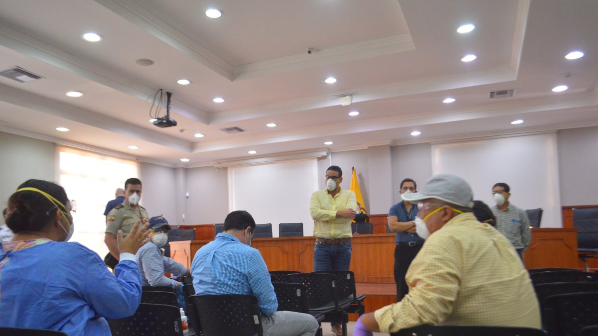 El alcalde Juan José Yúnez (c) encabeza el COE Cantonal.