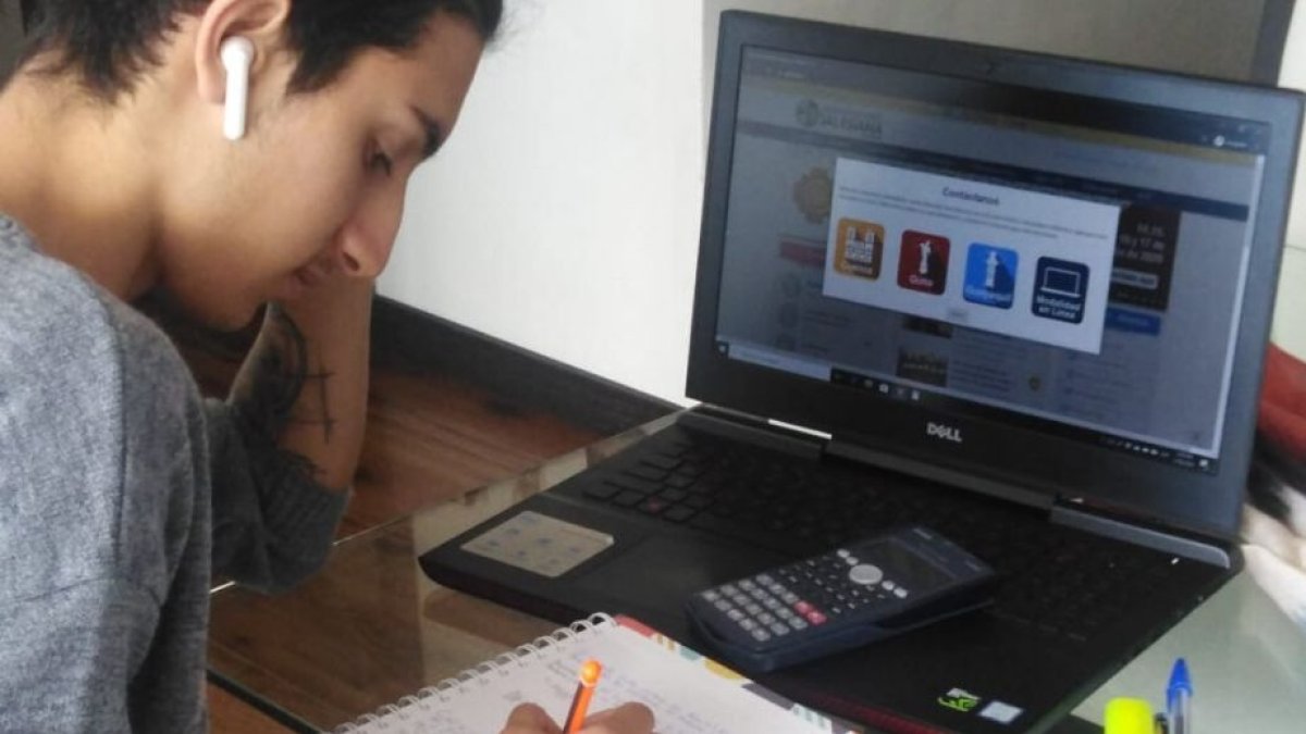 Los profesores se capacitan para ofrecer una enseñanza virtual a sus estudiantes.