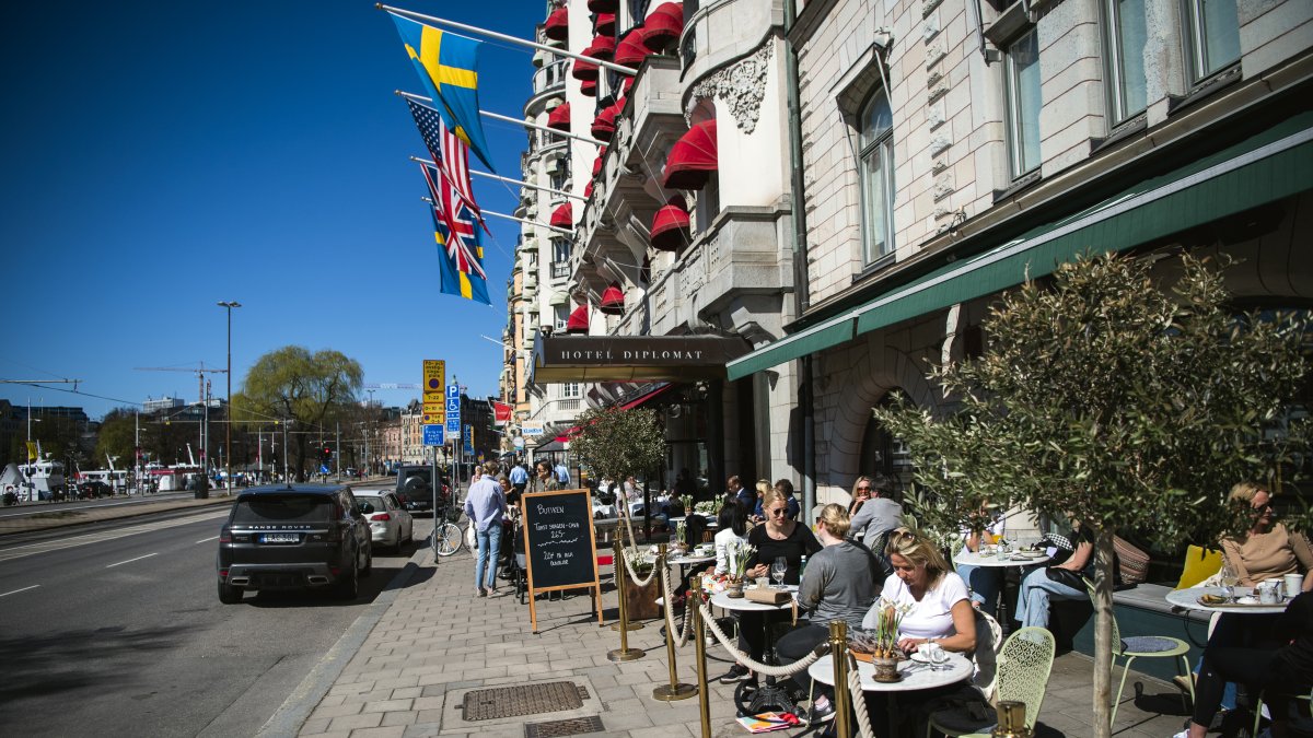 ESTOCOLMO. Ciudadanos suecos, se citan en una de las cafeterías de esta capital europea. La semana pasada, se clausuraron varios locales al no garantizar el distanciamiento social.