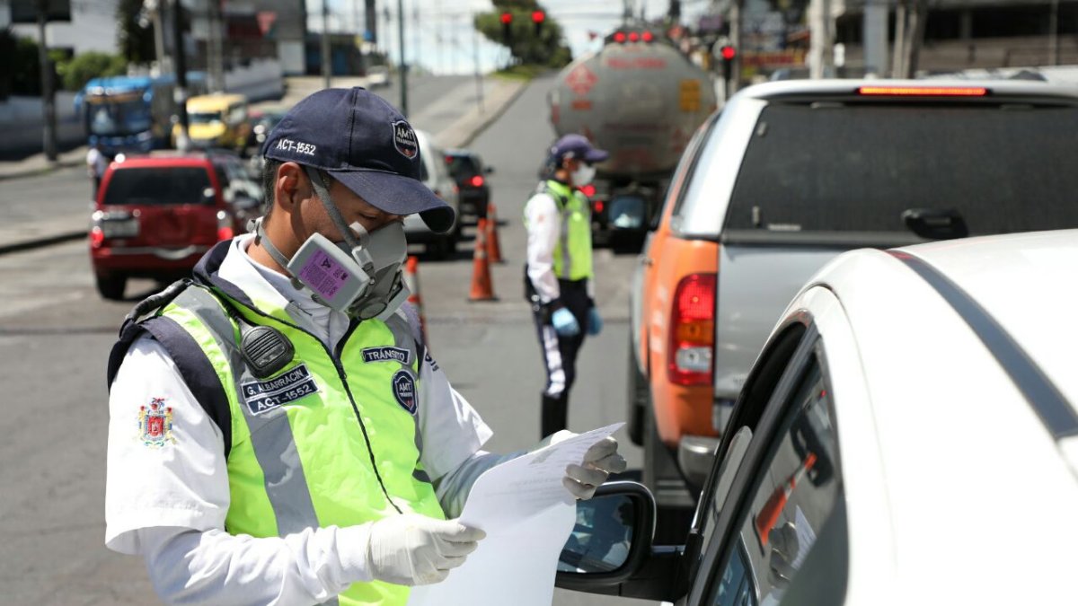 Agentes metropolitanos controlan la restricción vehicular en una de las avenidas de Quito